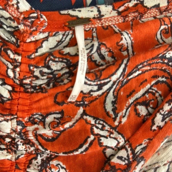 Free People Women's Red Floral Knit Blouse Top Size XS - Picture 5 of 7